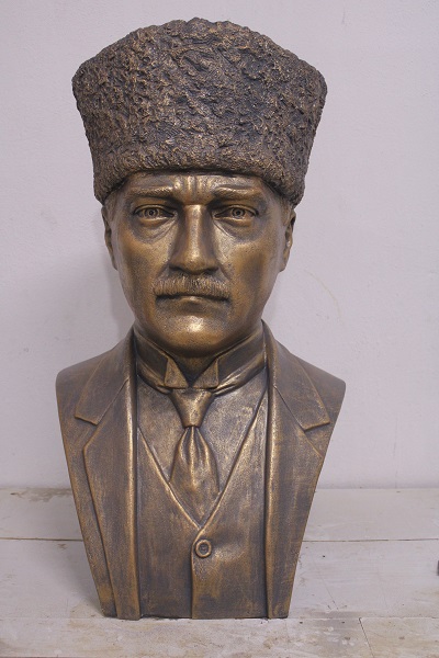 Kalpaklı Atatürk Heykeli